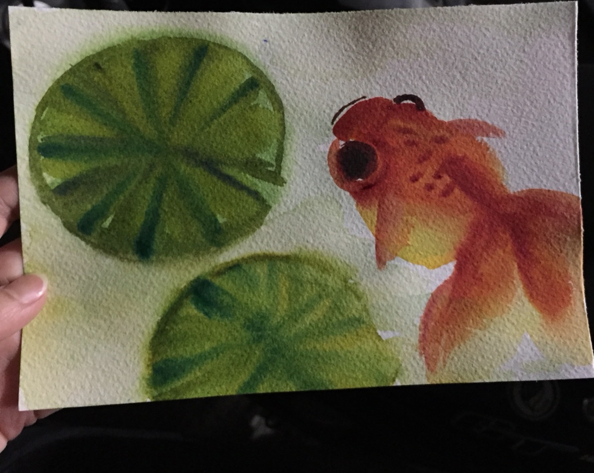 一尾橘紅金魚仰望蓮葉，水彩暈染