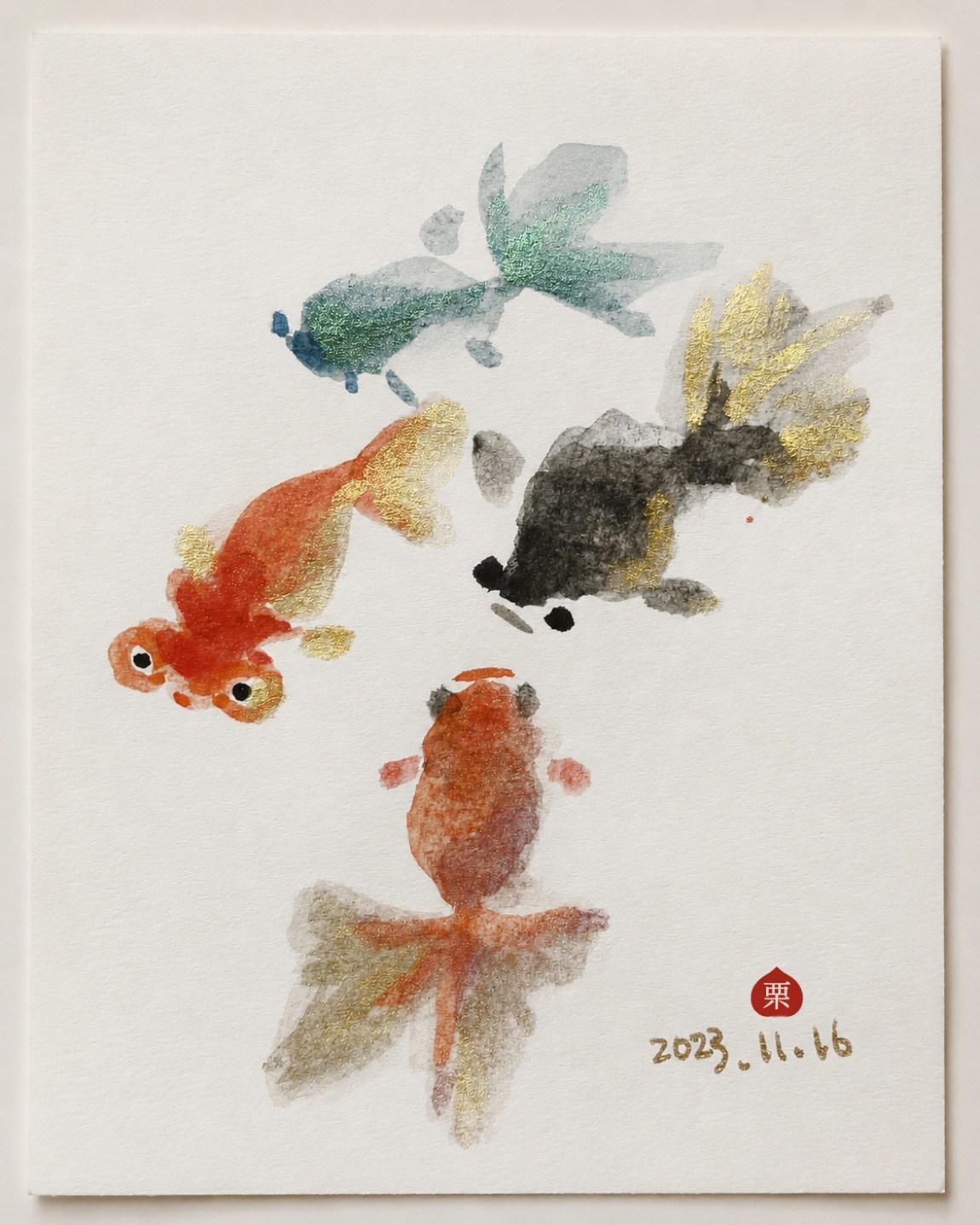四尾珠光金魚：青綠、黑金、橘紅、粉金各自游向不同方向